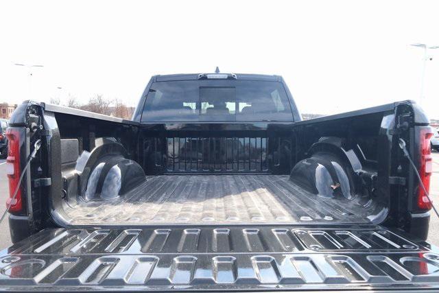 Photo of 2025 Diamond Black Crystal Pearlcoat RAM 1500