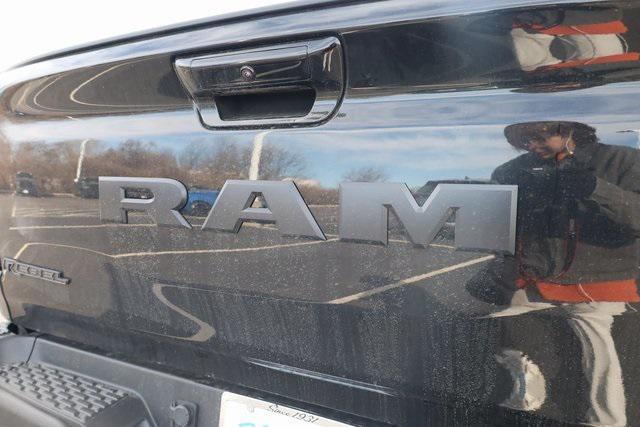 Photo of 2025 Diamond Black Crystal Pearlcoat RAM 1500
