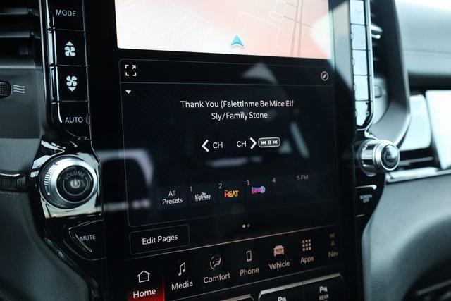 Photo of 2025 Diamond Black Crystal Pearlcoat RAM 1500