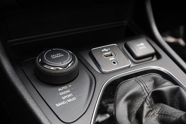 Photo of 2022 Diamond Black Crystal Pearlcoat Jeep Cherokee