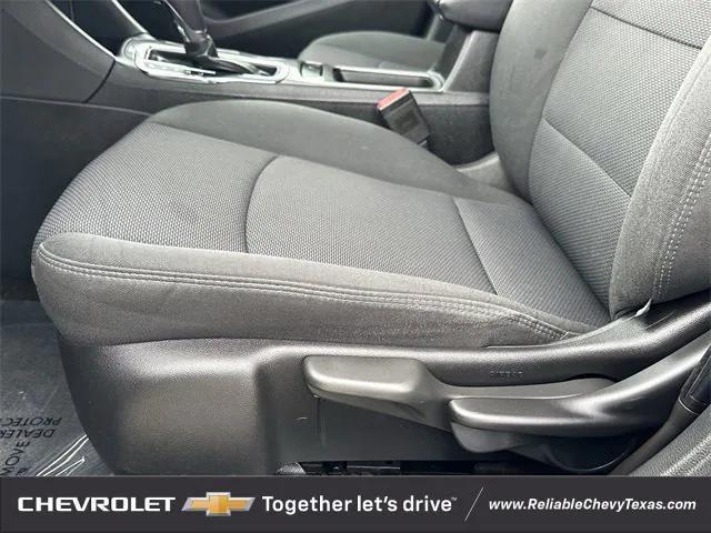 Photo of 2017 Kinetic Blue Metallic Chevrolet Cruze