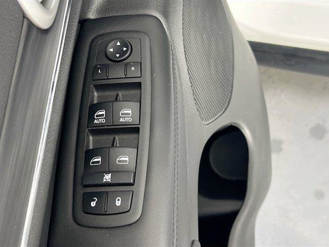 Photo of 2022 Bright White Clearcoat Jeep Grand Cherokee
