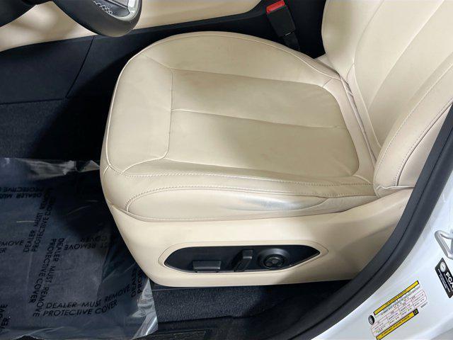 Photo of 2022 Bright White Clearcoat Jeep Grand Cherokee