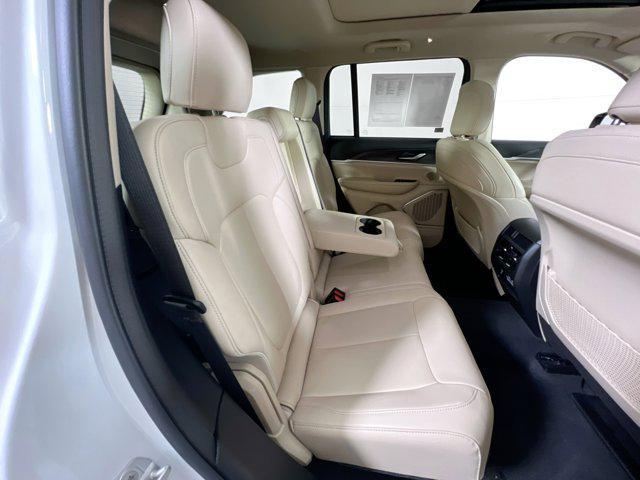 Photo of 2022 Bright White Clearcoat Jeep Grand Cherokee