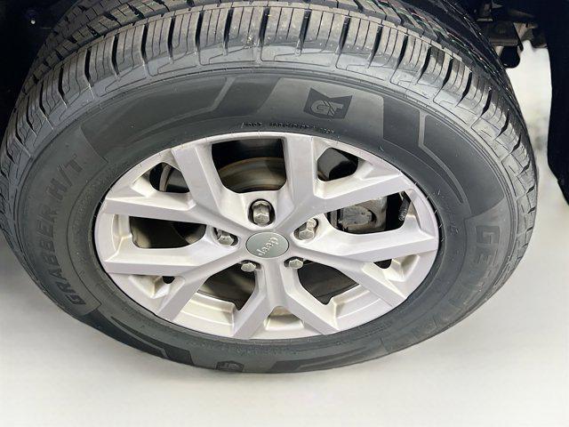 Photo of 2022 Bright White Clearcoat Jeep Grand Cherokee