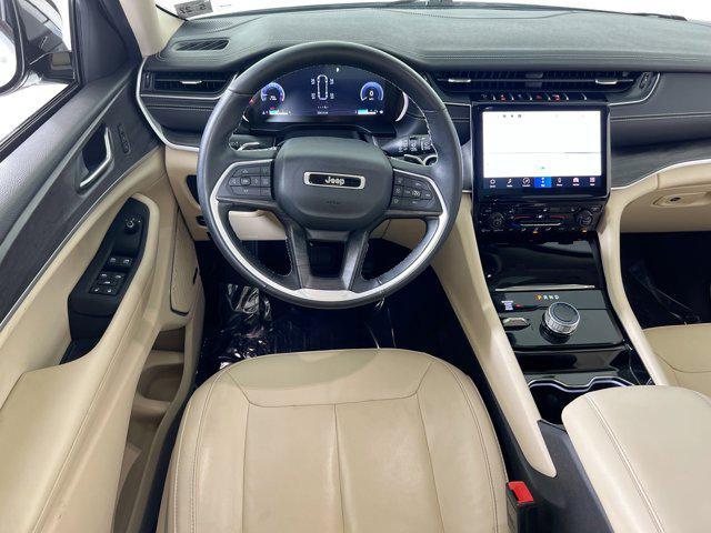 Photo of 2022 Bright White Clearcoat Jeep Grand Cherokee