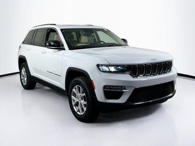 Photo of 2022 Bright White Clearcoat Jeep Grand Cherokee