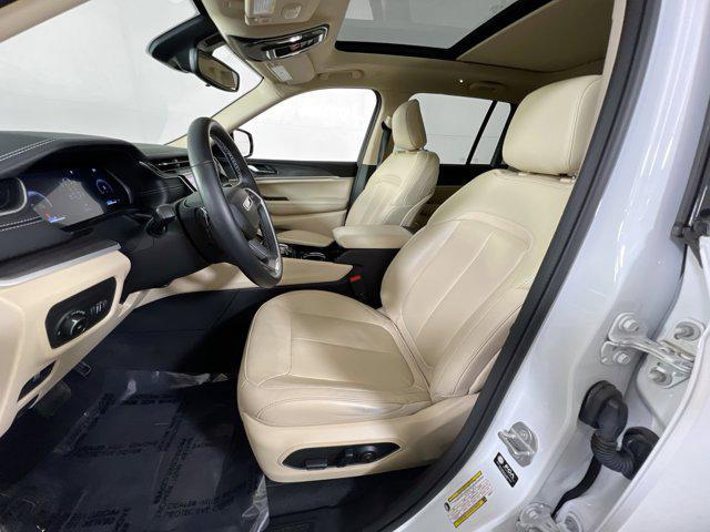 Photo of 2022 Bright White Clearcoat Jeep Grand Cherokee