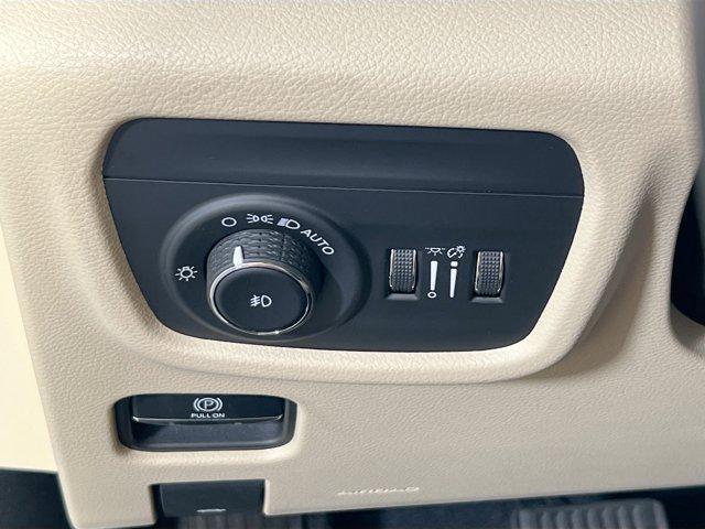 Photo of 2022 Bright White Clearcoat Jeep Grand Cherokee
