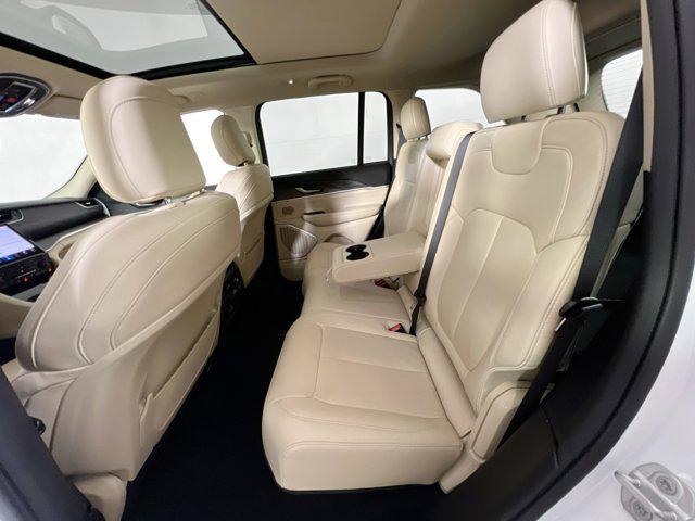 Photo of 2022 Bright White Clearcoat Jeep Grand Cherokee