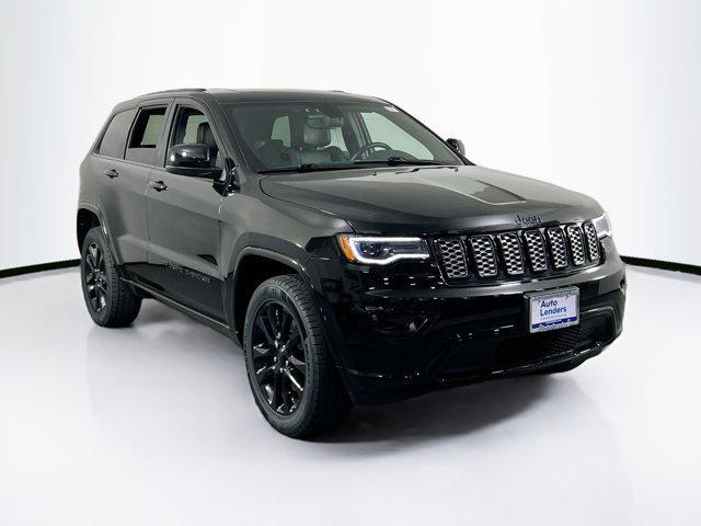 Photo of 2022 Diamond Black Crystal Pearlcoat Jeep Grand Cherokee