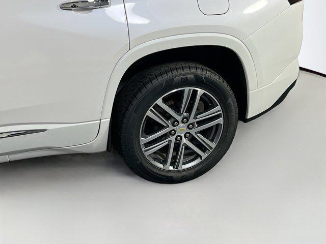 Photo of 2022 Iridescent Pearl Tricoat Chevrolet Traverse