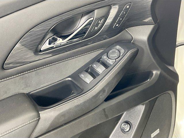 Photo of 2022 Iridescent Pearl Tricoat Chevrolet Traverse