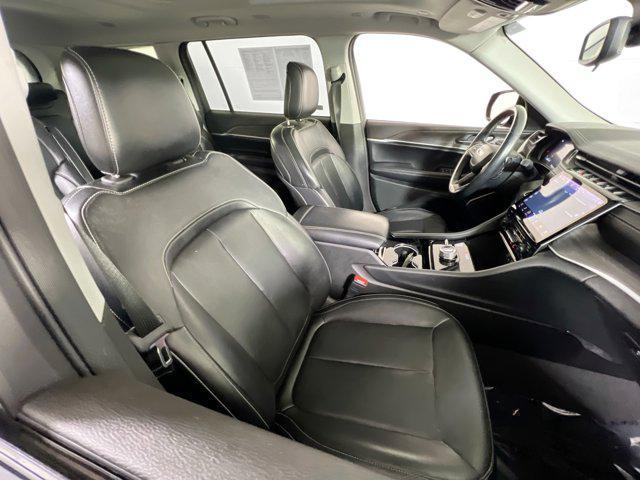Photo of 2021 Diamond Black Crystal Pearlcoat Jeep Grand Cherokee L