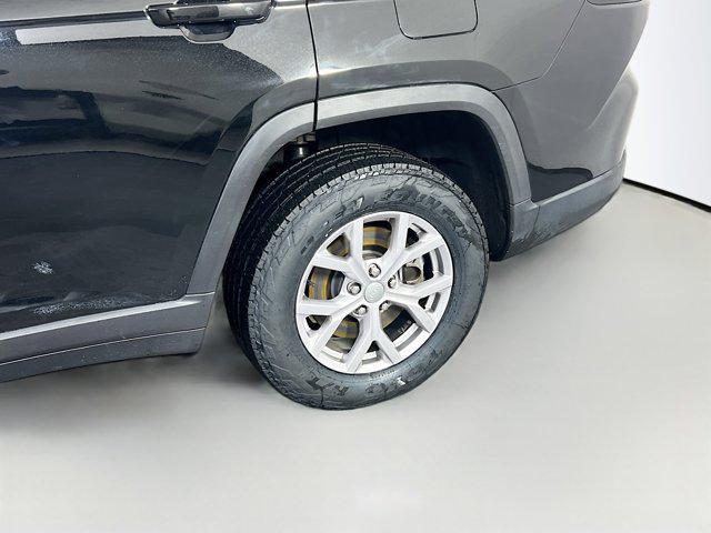 Photo of 2021 Diamond Black Crystal Pearlcoat Jeep Grand Cherokee L