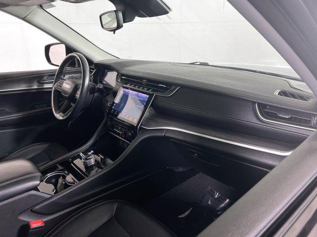 Photo of 2021 Diamond Black Crystal Pearlcoat Jeep Grand Cherokee L