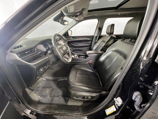 Photo of 2021 Diamond Black Crystal Pearlcoat Jeep Grand Cherokee L
