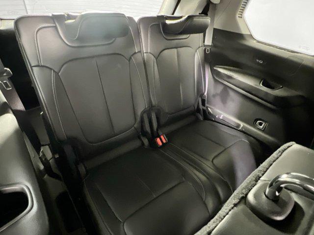Photo of 2021 Diamond Black Crystal Pearlcoat Jeep Grand Cherokee L