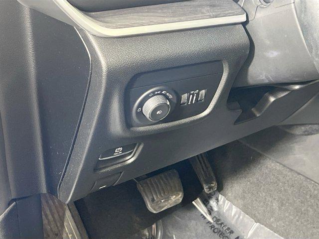 Photo of 2021 Diamond Black Crystal Pearlcoat Jeep Grand Cherokee L