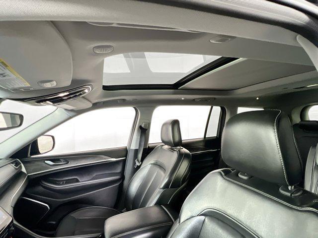 Photo of 2021 Diamond Black Crystal Pearlcoat Jeep Grand Cherokee L