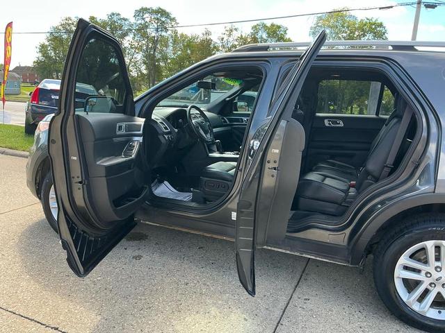 Photo of 2015 Tuxedo Black Metallic Ford Explorer