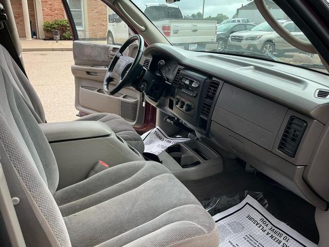 Photo of 2001 MAROON Dodge Dakota