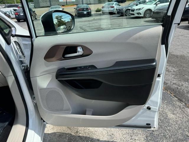Photo of 2020 White Chrysler Voyager