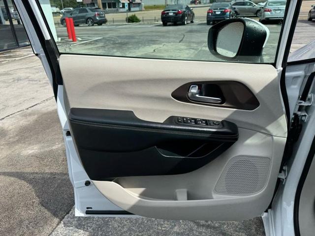 Photo of 2020 White Chrysler Voyager