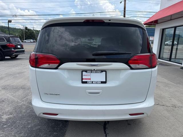 Photo of 2020 White Chrysler Voyager