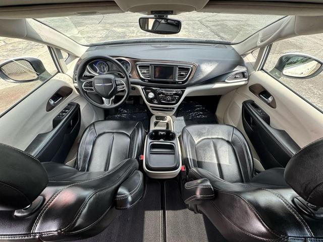 Photo of 2020 White Chrysler Voyager