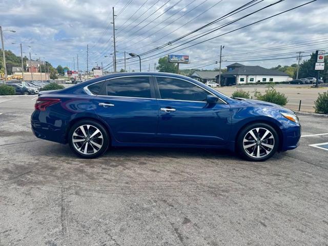Photo of 2017 Gray Nissan Altima