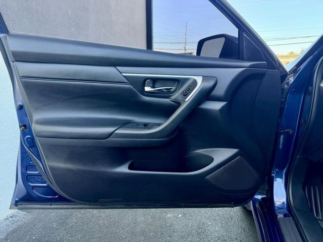Photo of 2017 Gray Nissan Altima