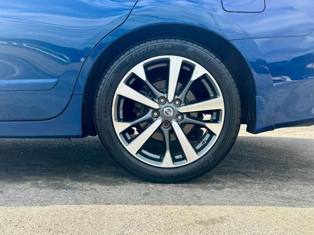 Photo of 2017 Gray Nissan Altima
