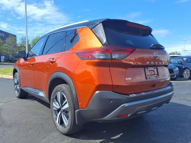Photo of 2023 2 Tone Orange / Black Nissan Rogue