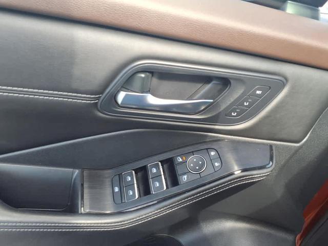 Photo of 2023 2 Tone Orange / Black Nissan Rogue