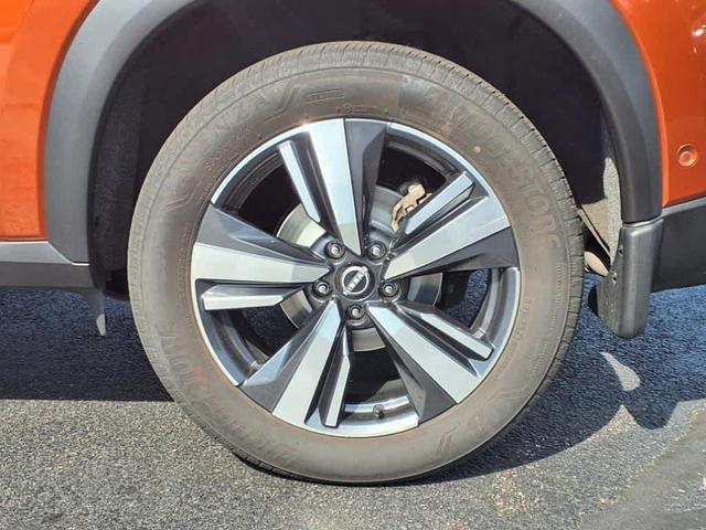 Photo of 2023 2 Tone Orange / Black Nissan Rogue