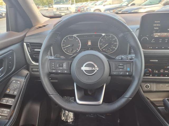 Photo of 2023 2 Tone Orange / Black Nissan Rogue