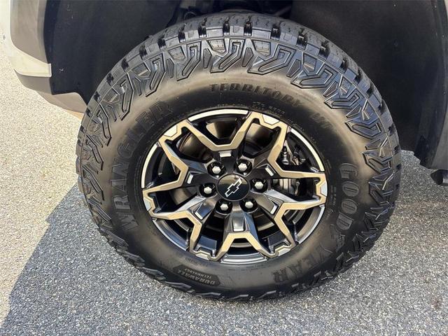Photo of 2023 Summit White Chevrolet Colorado
