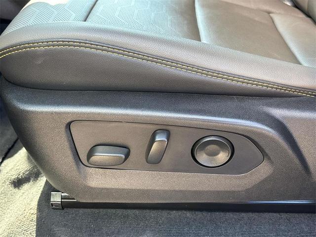 Photo of 2023 Summit White Chevrolet Colorado