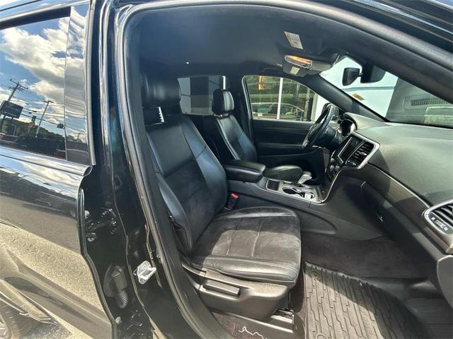 Photo of 2017 Diamond Black Jeep Grand Cherokee