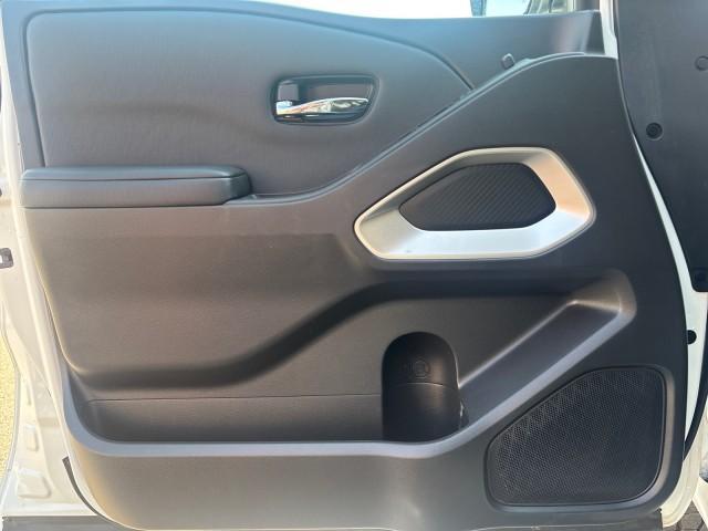 Photo of 2024 Glacier White Nissan Frontier