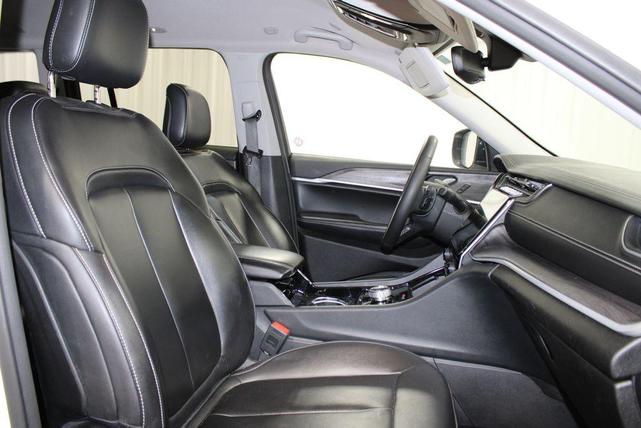 Photo of 2023 Bright White Clearcoat Jeep Grand Cherokee