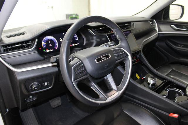 Photo of 2023 Bright White Clearcoat Jeep Grand Cherokee