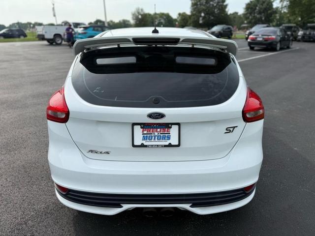 Photo of 2016 White Ford Focus ST