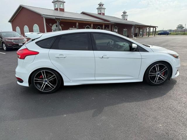 Photo of 2016 White Ford Focus ST