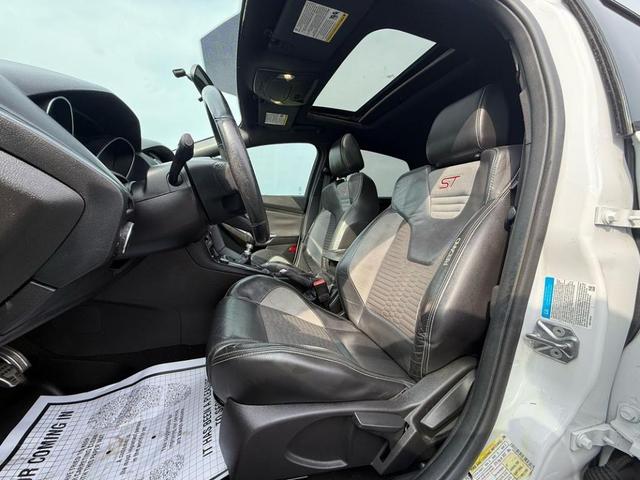 Photo of 2016 White Ford Focus ST