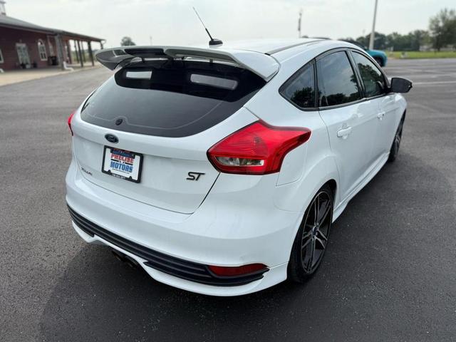 Photo of 2016 White Ford Focus ST