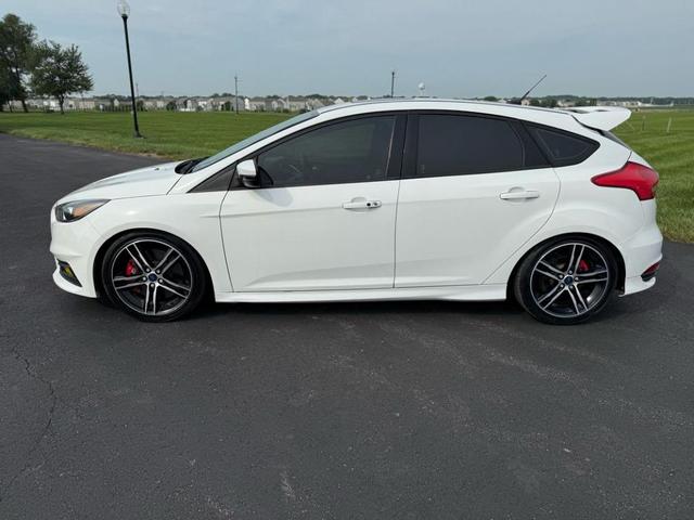 Photo of 2016 White Ford Focus ST
