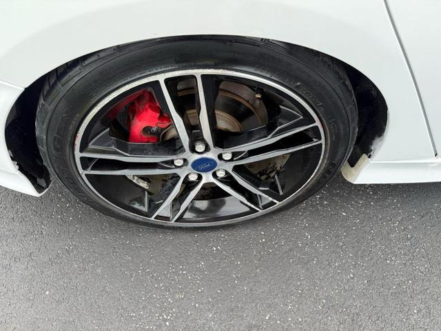 Photo of 2016 White Ford Focus ST