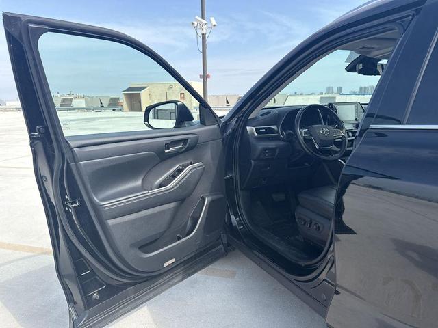 Photo of 2021 Midnight Black Metallic Toyota Highlander